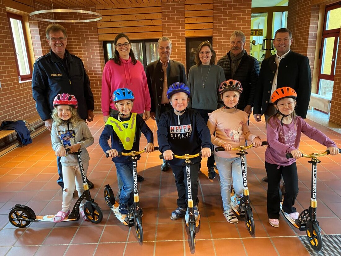 Vohenstrauß. Der Verein "Bürger & Polizei, Partner für Sicherheit e.V." hat 500 Euro investiert, um 5 Tretroller an die Grundschule Vohenstrauß zu spenden. Diese Aktion fördert radfahrspezifische Kompetenzen der Erstklässler.