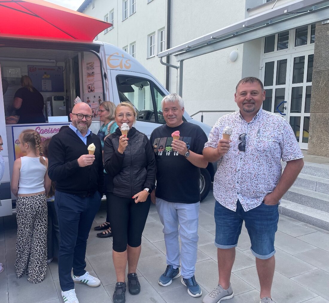 Neustadt/WN. Zum 50-jährigen Bestehen der Grundschule spendierte der Grundschulverband auf Einladung der Ersten Bürgermeisterin Tanja Kippes allen Kindern eine Kugel Eis. Ein Eiswagen aus Pfreimd sorgte für strahlende Gesichter.