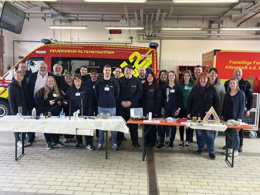 Altenstadt. Im Feuerwehrhaus bildete der Fachbereich neun des KFV Neustadt/WN nach drei Jahren Pause 14 neue Fachkräfte für Brandschutzerziehung und Brandschutzaufklärung aus. Sie unterstützen Kindergärten und Schulen.