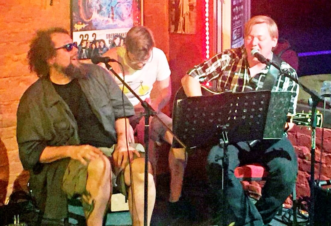 Rothenstadt. Ehrlich, rau, ohne technische Kinkerlitzchen und zum Schluss richtig lustig – auf diesen Nenner lässt sich der Auftritt der Amberger Band „The Grunge“ am Freitagabend im Rothenstädter Rockmusikclub „Salute“ [&hellip;]