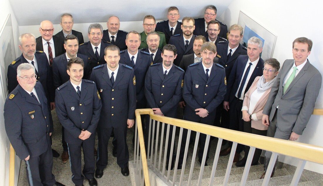 Regensburg/Weiden. Vergangene Woche lud Polizeipräsident Gerold Mahlmeister die Oberpfälzer Absolventen der Hochschule für den öffentlichen Dienst in Bayern, Fachbereich Polizei (HföD) nach bestandenem Studium nach Regensburg ein. Im Rahmen einer [&hellip;]