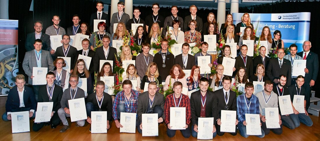 Tirschenreuth/Neustadt/WN/Weiden. Bei einer Feierstunde in Passau ehrte die Handwerkskammer die besten 60 ostbayerischen Gesellen aus verschiedenen Handwerksberufen zusammen mit ihren Ausbildungsbetrieben mit einer Ehrenurkunde. Die Junghandwerker hatten mit ihrem Können im [&hellip;]