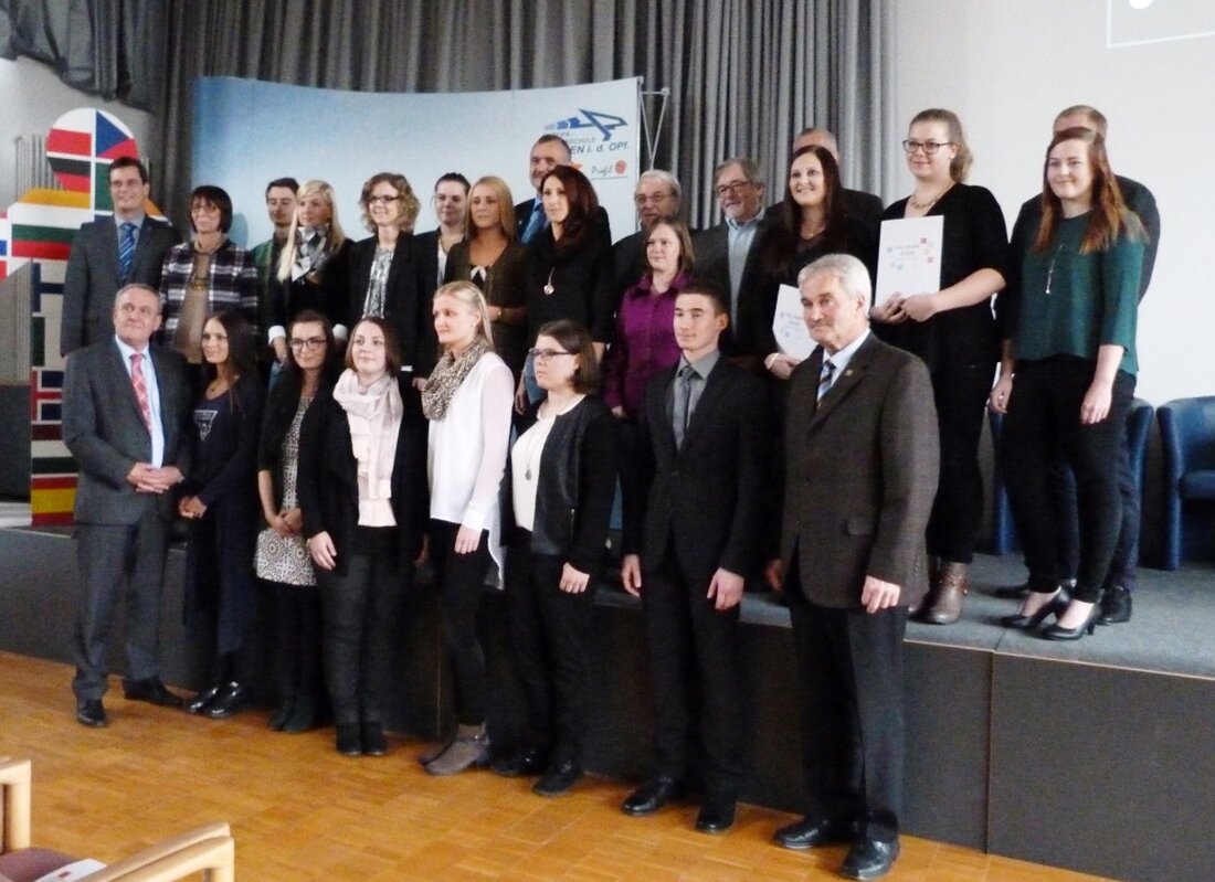 Weiden. Am Dienstagnachmittag wurde in der Europa-Berufsschule Weiden eine ganz besondere Feier abgehalten. 18 Mädchen und 5 Jungen aus den unterschiedlichsten Berufsfeldern erhielten zur Anerkennung ihrer besonderen Leistungen Kammer-, Stadt- und Regierungspreise.  [&hellip;]