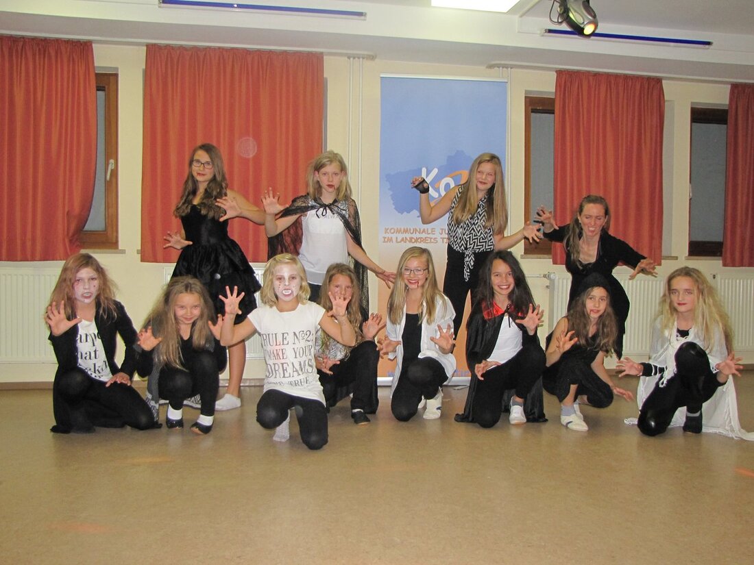 Tirschenreuth. Rechtzeitig vor Halloween hieß es für 11 junge Mädchen beim 2-tägigen Tanzworkshop: „Tanz der Vampire“. Gemeinsam mit der Bühnentänzerin und Tanzpädagogin Julia Ackermann lernten die Teilnehmerinnen Tanztechniken aus dem [&hellip;]