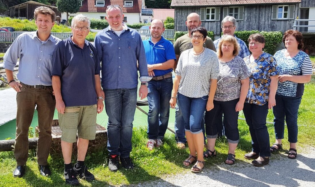 Tirschenreuth. Auch Teichwirte können noch einiges dazulernen – vor allem wenn es um die Zubereitung ihres Fisches geht. Und davon profitieren vielleicht auch bald die Restaurantgäste. Fischwirtschaftsmeister Ronny Seyfried zeigte [&hellip;]
