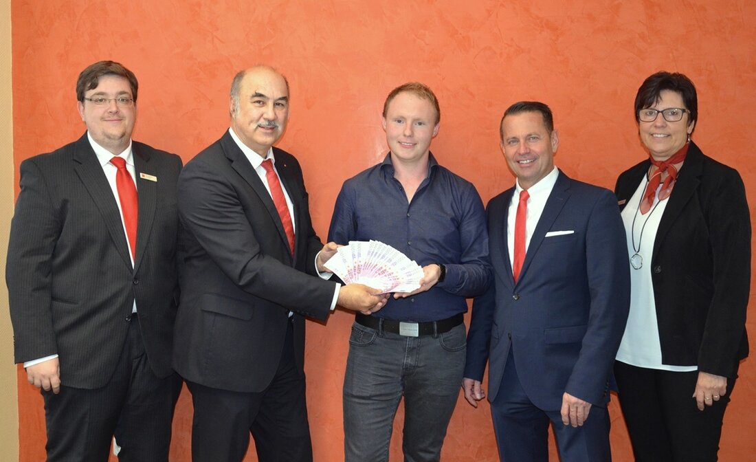 Waidhaus. Bei so einem großen Gewinn kommt der Vorstand der Vereinigten Sparkassen Eschenbach i. d. OPf. Neustadt a. d. Waldnaab Vohenstrauß natürlich persönlich vorbei. Christian Zintl hatte beim Prämiensparen auf [&hellip;]