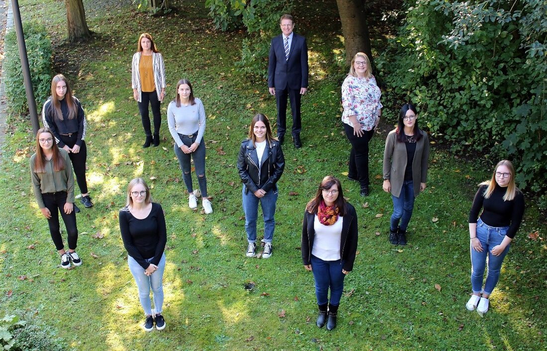 Waldsassen. Die Firma CJS Bürodienstleistungen GmbH in Waldsassen begrüßte am 01.09.2020 fünf neue Auszubildende. Außerdem konnte die Firma einige langjährige Mitarbeiter auszeichnen. In der dreijährigen Ausbildung werden Antonia Bauer, Christina [&hellip;]