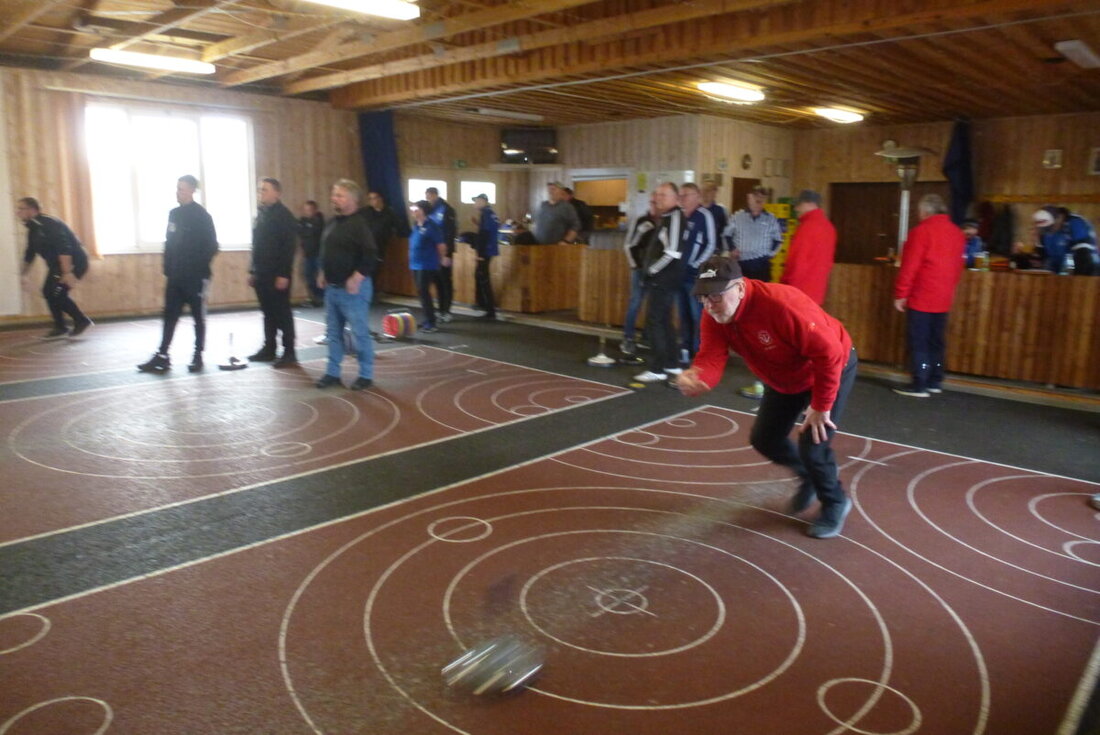 Kaltenbrunn. Beim 19. Georg Koppmann-Gedächtnisturnier jagten 21 Vereine mit 84 Stockschützen die Daube in der Stockhalle. SpVgg Pfreimd, SpVgg Hainsacker und 1. FC Neunburg vorm Wald holten die Gruppensiege.