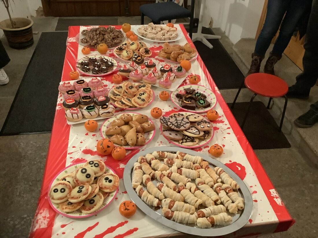 Pressath. Die Halloweenlesung in der Stadt- und Pfarrbücherei lockte 45 kostümierte Kinder an, die gruseligen Geschichten und einem schaurigen Leuchteffekt lauschten.