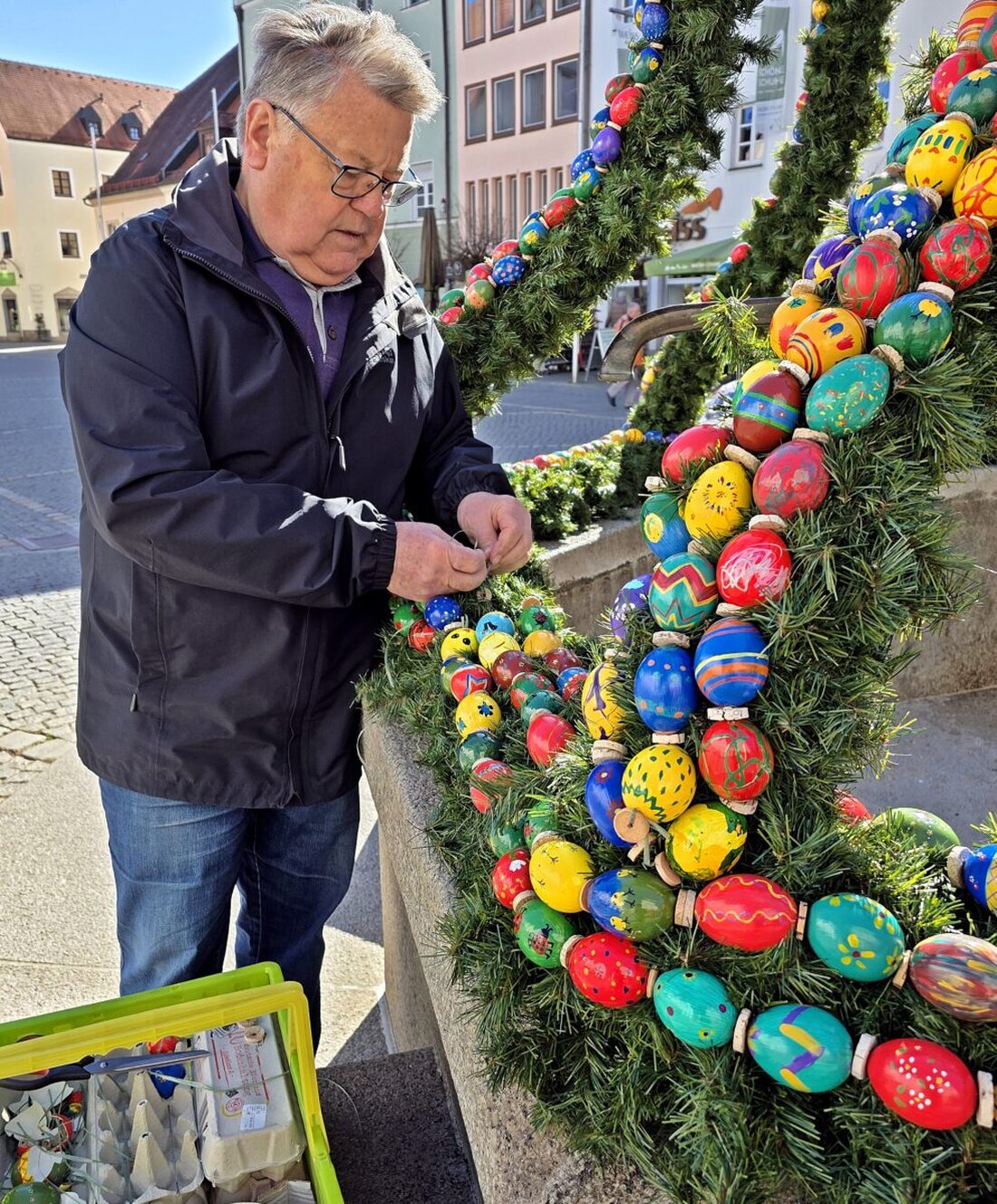 Weiden. Seit dem 21. März zieht der Osterbrunnen am Oberen Markt wieder Blicke an. Dank Ehrenvorsitzendem Günther Magerl bleibt der Schmuck mit 2.800 Hühnereiern, 160 Gänseeiern und vier Straußeneiern bis nach Ostern in Schuss.
