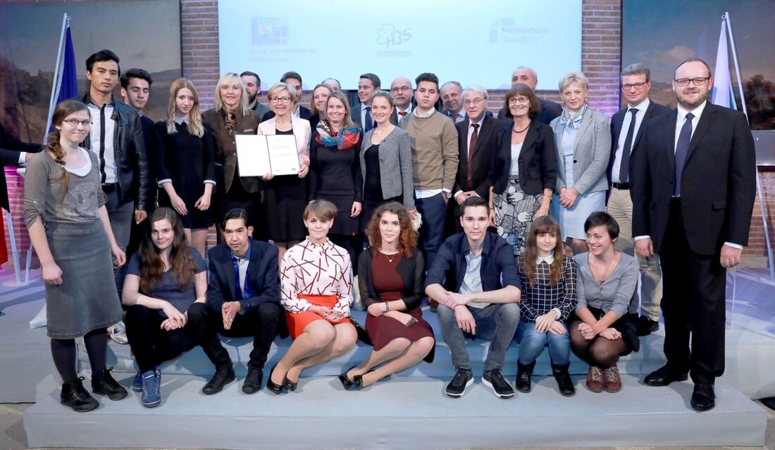 Weiden. Europaministerin Beate Merk zeichnete sieben bayerische Schulen mit der Europa-Urkunde 2016 aus. Sie appellierte an die Schülerinnen und Schüler: „Wir brauchen Eure Ideen, Eure Energie und Eure Leidenschaft.“ Ausgezeichnet wurde [&hellip;]