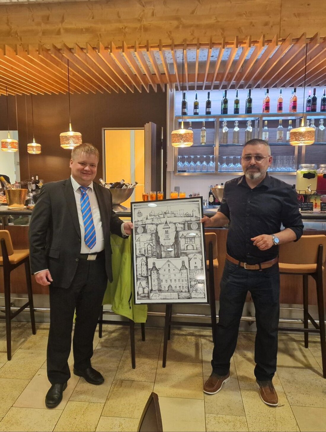 Burglengenfeld. Das Stadthallenrestaurant "Gustl" im Naabtalpark wurde nach Renovierung neu eröffnet. Der neue Pächter Imad Cheikho bietet eine vielseitige Speisekarte und modernes Ambiente.