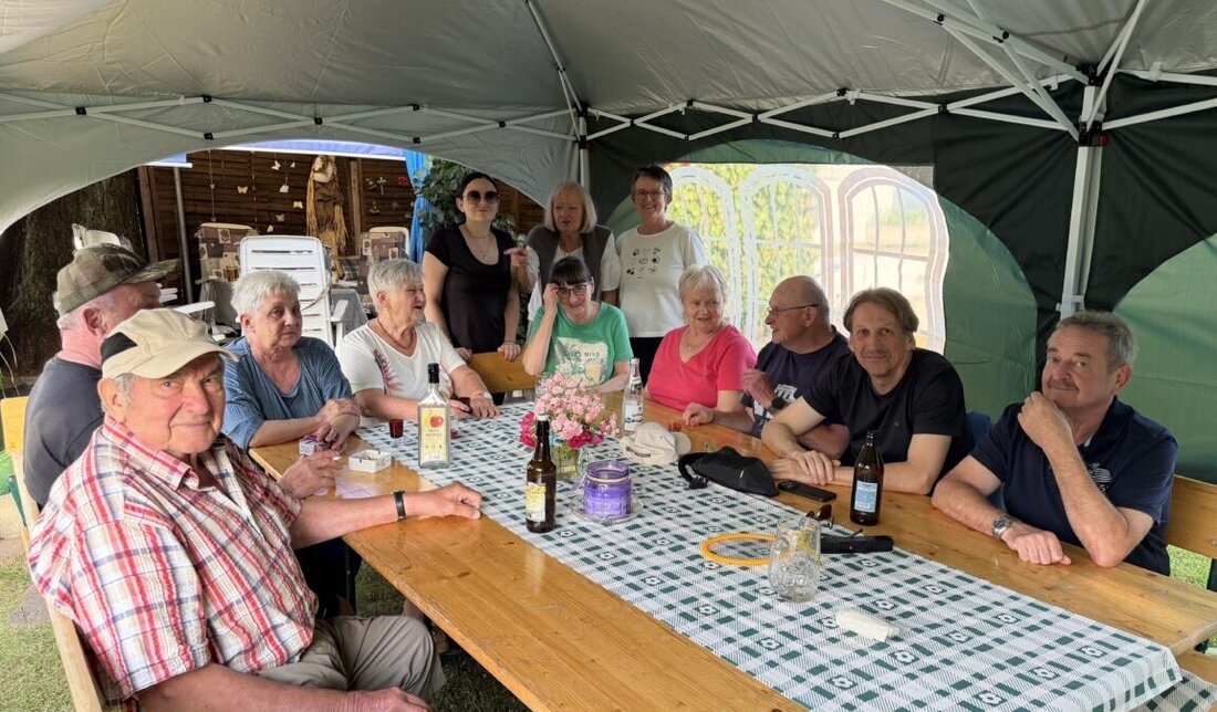 Mantel. Beim traditionellen Sommerfest der SPD Mantel sorgten Heidi und Peter Servus in ihrem blühenden Garten mit Zelten, Grill, Kaffee, Kuchen und Erdbeer-Bowle für beste Stimmung. Gespräche dauerten bis Mitternacht.