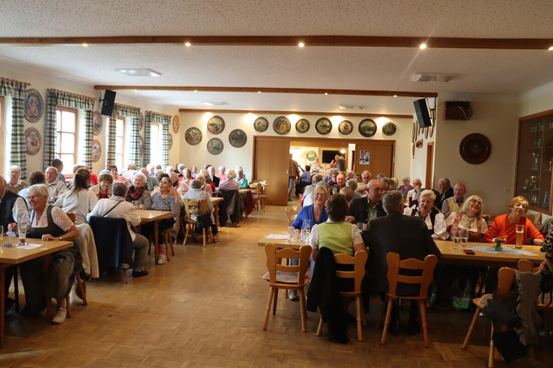 Burglengenfeld. Volles Haus und beste Stimmung bei der Kirwafeier für Senioren im Schützenheim Pottenstetten, es wurde getanzt, geschunkelt und gelacht. Musik von Andreas Fischer und die Familie Kurz sorgten für Schwung.