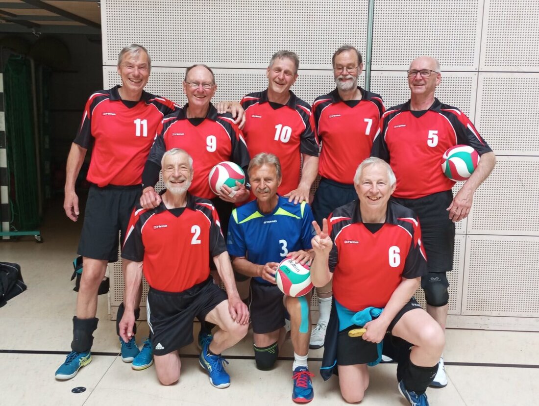 Amberg. Bei den Deutschen Senioren-Meisterschaften im Volleyball in Dresden traten 1.700 Sportler in zwölf Klassen an. Der VCDJK Amberg holte in der M64+ nach starken Spielen und viel Kampfgeist einen guten achten Platz.