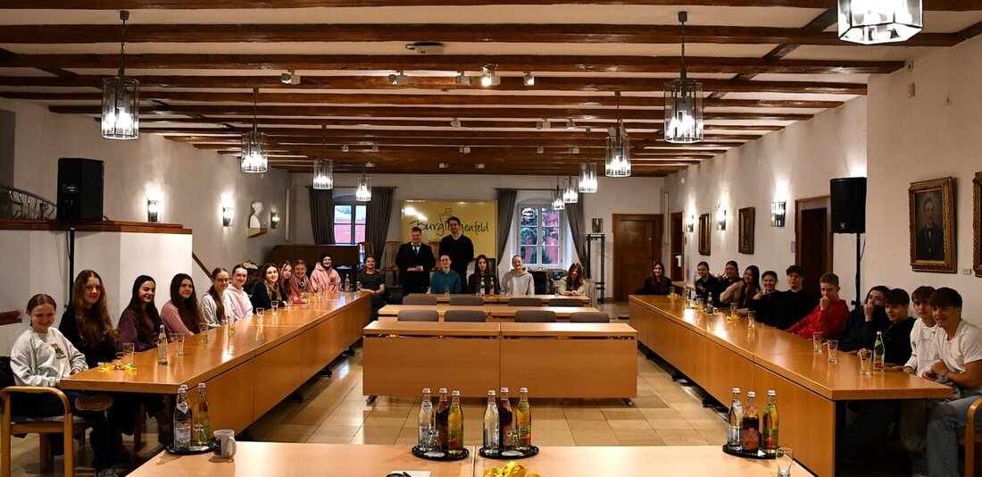 Burglengenfeld. 28 Schüler des Johann-Michael-Fischer Gymnasiums besuchten das Rathaus, um Einblicke in Verwaltungsarbeit und Entscheidungsprozesse zu gewinnen. Sie stellten Fragen zu kommunaler Unterstützung, Klimazielen und der Geschichte der Stadt.