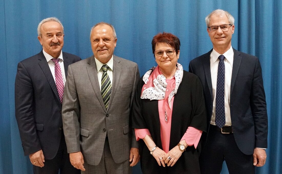 Eschenbach. Peter Schobert – der neue Schulleiter am Gymnasium Eschenbach – ist jetzt offiziell der Chef der Schule. Mit einer Feier ihm zu Ehren führte ihn die Schulfamilie offiziell ins [&hellip;]