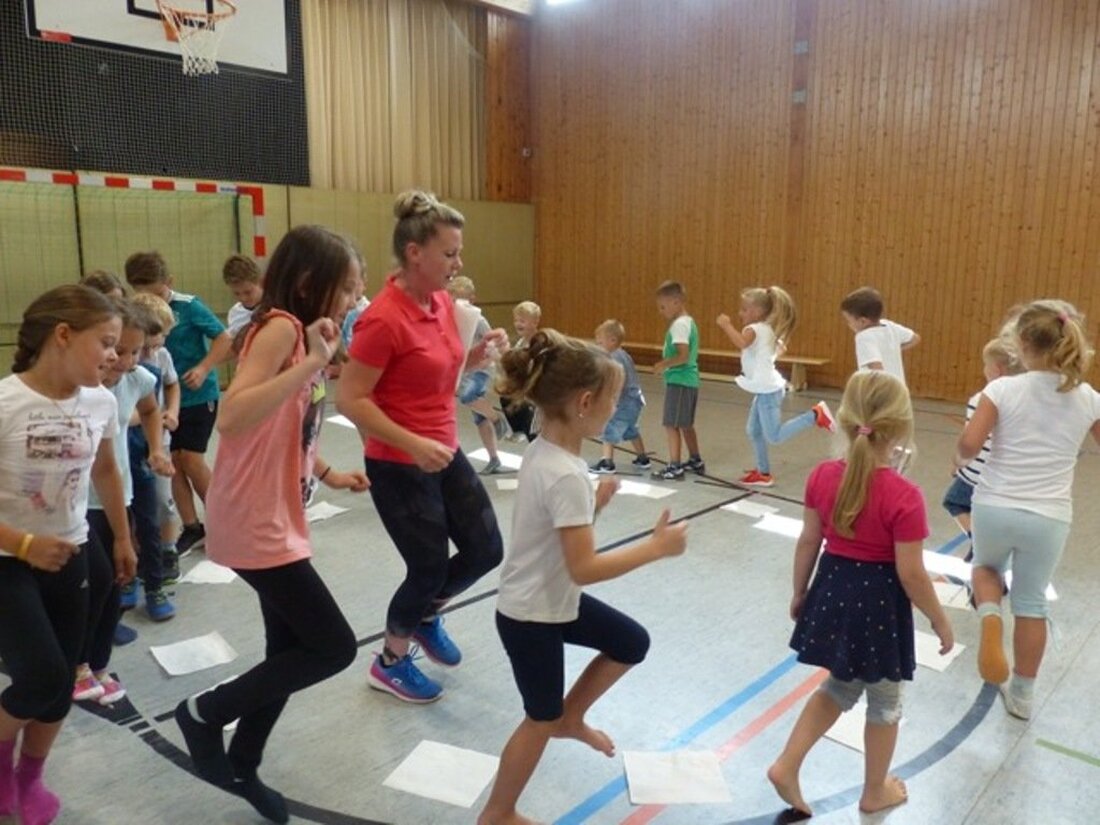 Leuchtenberg. Zehn Spielestationen, viel Bewegung: Zusammen mit der Gymnastikgruppe toben sich die Kinder voll aus.  Von Sieglinde Schärtl  Den Auftakt des Ferienprogrammes der Marktgemeinde Leuchtenberg machte die Gymnastikgruppe. Das Angebot [&hellip;]