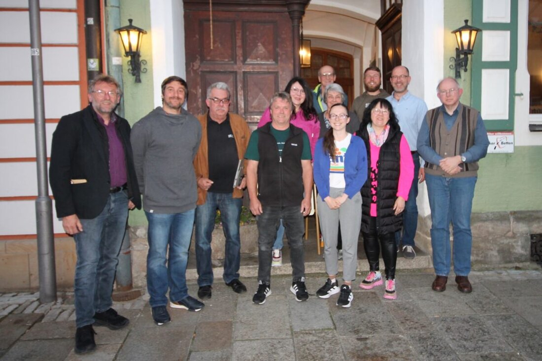 Kemnath. Der Heimatkundliche Arbeitskreis Kemnath hat eine neue Satzung, eine straffere Struktur und ein verjüngtes Leitungsteam gewählt. Bei der Hauptversammlung wurden ein neuer Vorstand ernannt und das 45-jährige Bestehen des Vereins gefeiert.