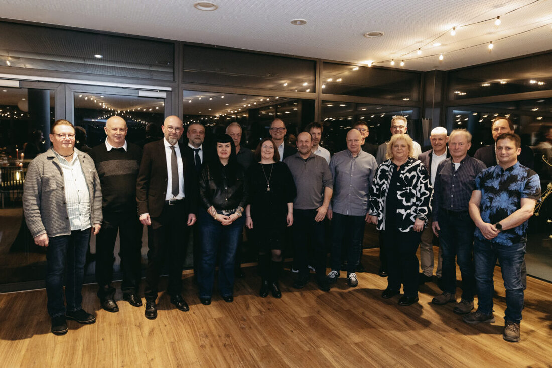 Tirschenreuth. Die HAMM AG hat im Seenario langjährige Mitarbeiter geehrt: Jubilare mit 25 und 40 Jahren sowie Kollegen auf dem Weg in den Ruhestand. Vorstand Dr. Stefan Klumpp dankte und blickte auf Meilensteine zurück.