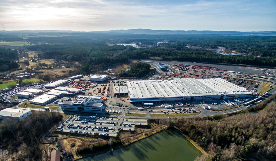 Tirschenreuth. Der Straßenbaukonzert Wirtgen geht an einen neuen Inhaber über. Auch die Hamm AG aus Tirschenreuth gehört zu Wirtgen und geht jetzt an das US-Unternehmen Deere. Wirtgen beschäftigt weltweit rund [&hellip;]