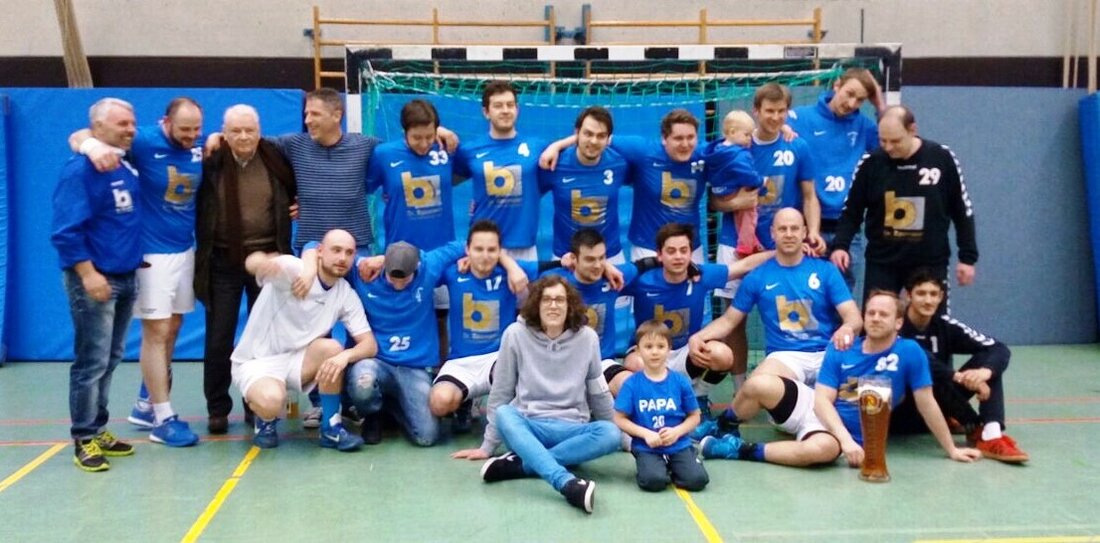 Weiden. Die Handballer des HC Weiden feierten am Sonntag zu später Stunde den Aufstieg in die Bezirksoberliga. Beim 33:9 Erfolg gegen das Tabellenschlusslicht HSG Naabtal 2 geriet der nötige Erfolg [&hellip;]