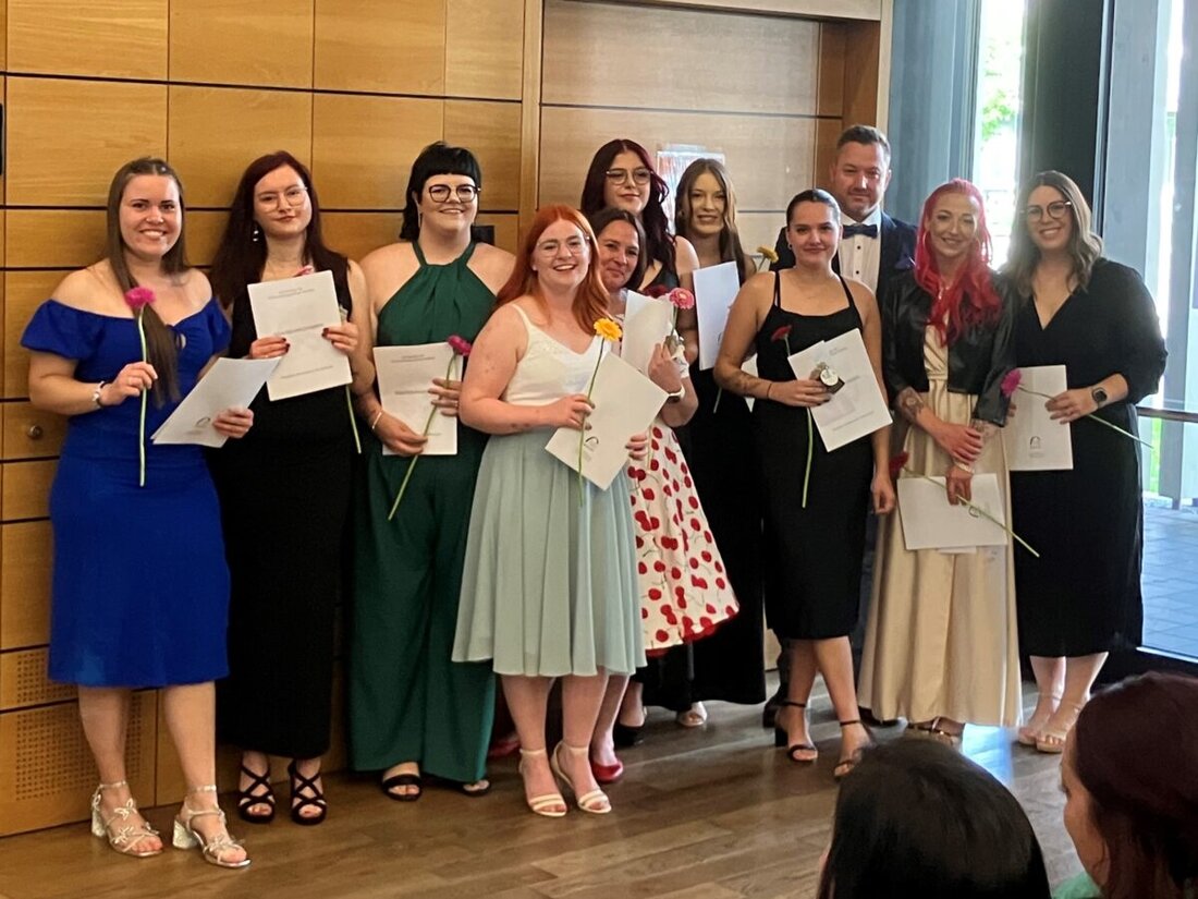 Weiden. Letzte Woche fand in den Räumlichkeiten der OTH Amberg-Weiden die feierliche Zeugnisverleihung der Fachschulen für Heilerziehungspflege und Heilerziehungspflegehilfe des bfz Weiden statt. 