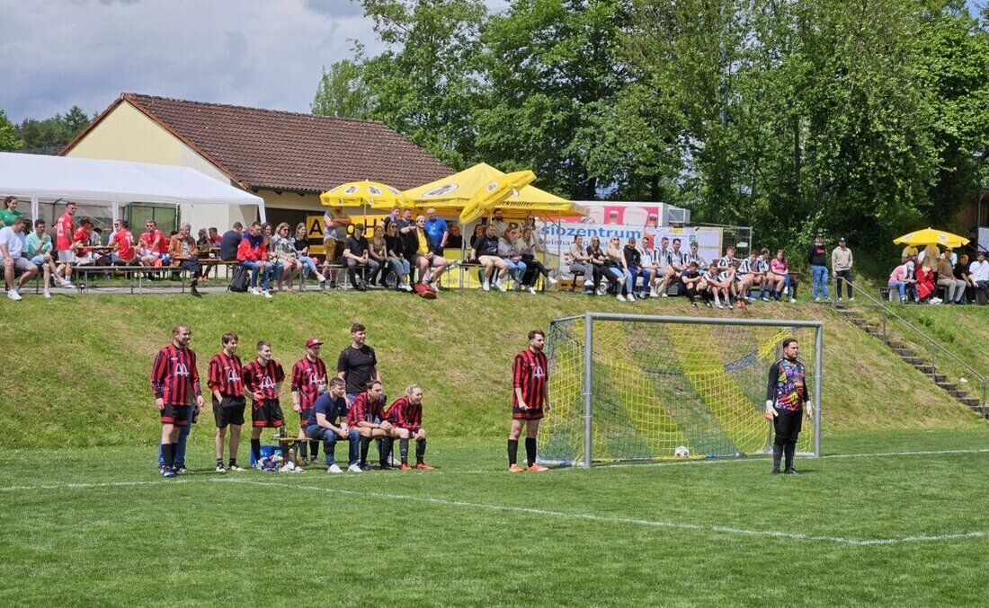 Schnaittenbach. Am Pfingstsonntag steigt im Sportzentrum der HILTI-Cup 2026 mit 16 Freizeitfußball-Teams und breitem Rahmenprogramm. Anpfiff ist um 11 Uhr, Finale gegen 17.45 Uhr, die Siegerehrung beginnt um 18.15 Uhr.