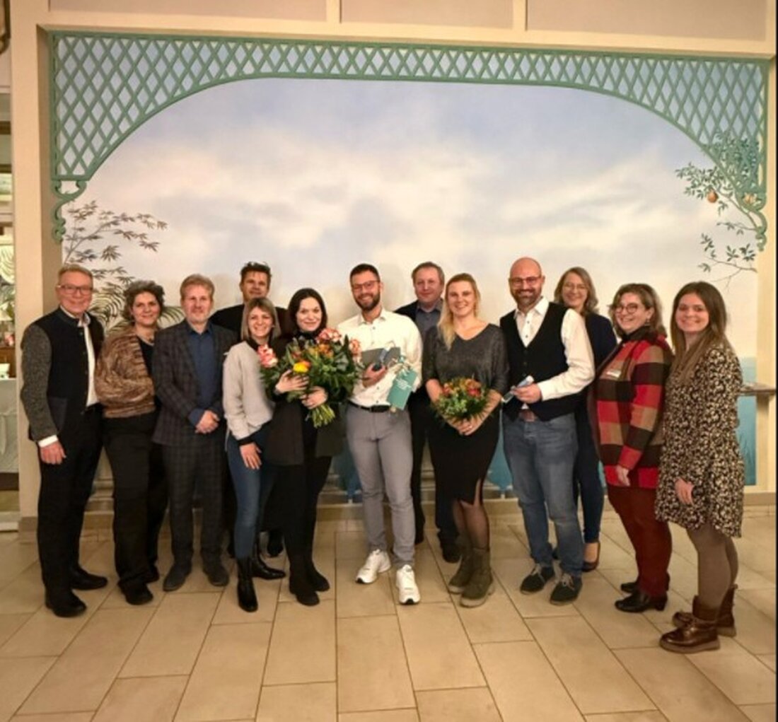 Weiden. Die 23. Weidener Hochzeitswochen 2025 endeten mit einem Schlemmermenü und der Verleihung von Preisen im Wert von 2.500 Euro an 11 ausgeloste Paare. Gewinnerpaare aus Weiden und dem Umland feierten zusammen mit lokalen Geschäften und dem Bürgermeister.