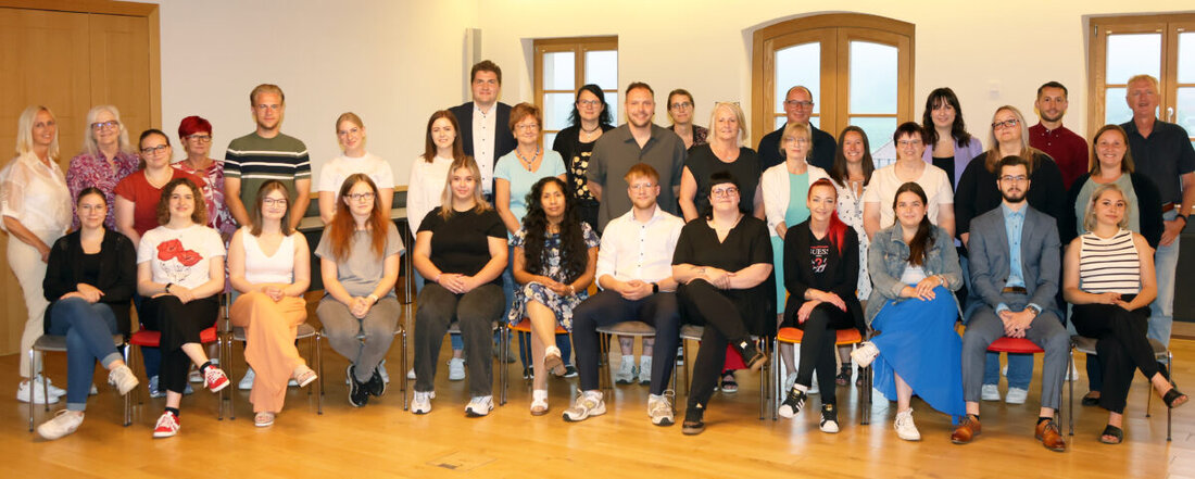 Irchenrieth/Flossenbürg. 15 Auszubildende des Heilpädagogischen Zentrums Irchenrieth wurden 2025 im Museumscafé Flossenbürg nach erfolgreichem Abschluss verabschiedet, 13 davon erhielten eine Festanstellung. Das HPZ betont die Wichtigkeit der eigenen Nachwuchsförderung und die erfolgreiche Übernahme von Auszubildenden.