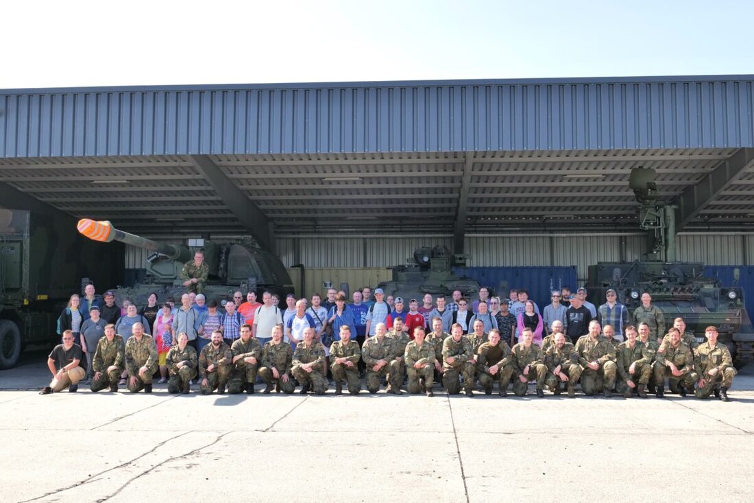 Weiden. Das Panzerartilleriebataillon (PzArtBtl) 375 lud am Donnerstag rund 50 Mitarbeiter der Werkstätten des Heilpädagogischen Zentrums (HPZ) Irchenrieth zu einem Truppenbesuch in die Major-Radloff-Kaserne ein.