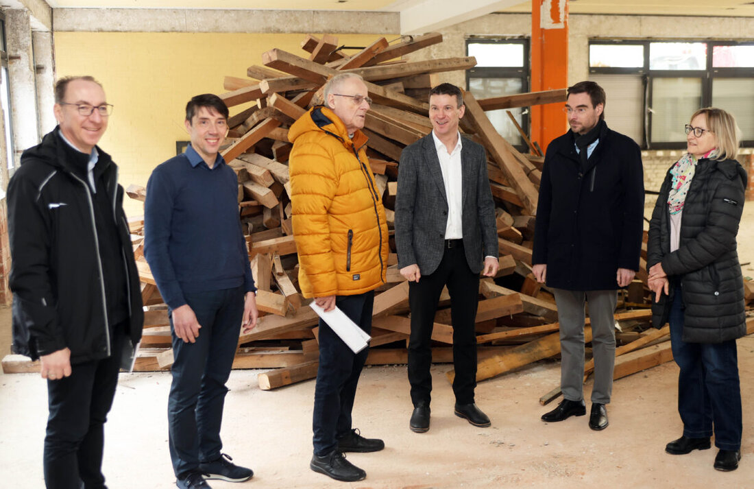 Irchenrieth. Das Heilpädagogische Zentrum rüstet sich mit drei großen Bauprojekten für die Zukunft. Politiker Dr. Stephan Oetzinger und Lothar Höher informierten sich vor Ort über Stand, Pläne und Herausforderungen.