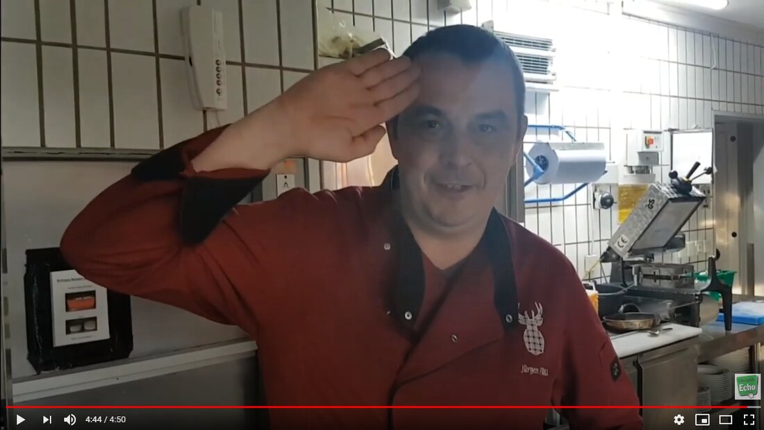 Altenstadt/WN. Heute gibt’s Hähnchenpfanne aus d’Wirtschaft. Guten Appetit!  https://youtu.be/Fgra-8FLp3s Alle Videos der Corona-Kochkolume mit Jürgen Füssl von d’Wirtschaft findest du hier. Zu faul selbst zu kochen? Jürgen Füssl und einige [&hellip;]