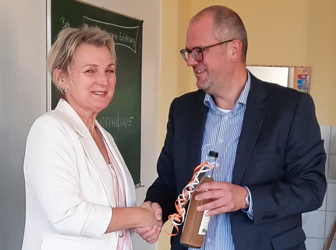 Vohenstrauß. Die Realschule verabschiedet Elternbeiratsvorsitzende Petra Hager, die seit 2022 Wertearbeit prägte, die Pause für über 460 Schüler mitorganisierte und das 60-Jahr-Fest mitgestaltete.