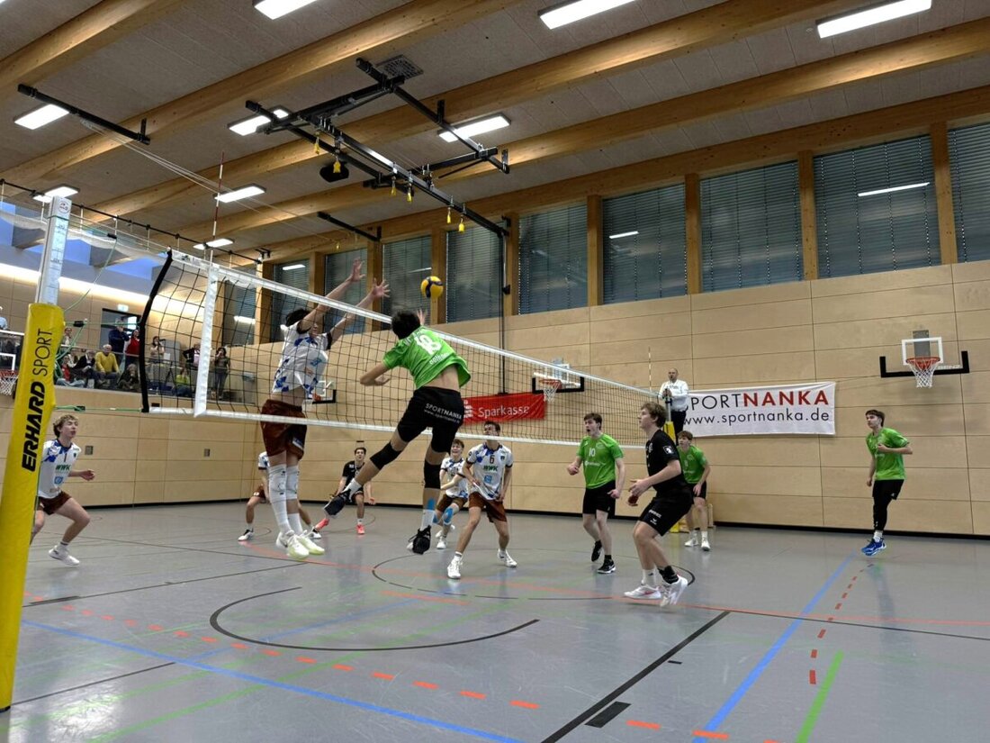 Amberg. Nachwuchsvolleyball füllte die Tribünen: In der Realschule stieg am Sonntag die Bayerische U 20 männlich. Der VCDJK Amberg begeisterte vor heimischer Kulisse, scheiterte jedoch nach starkem Auftritt im Halbfinale.