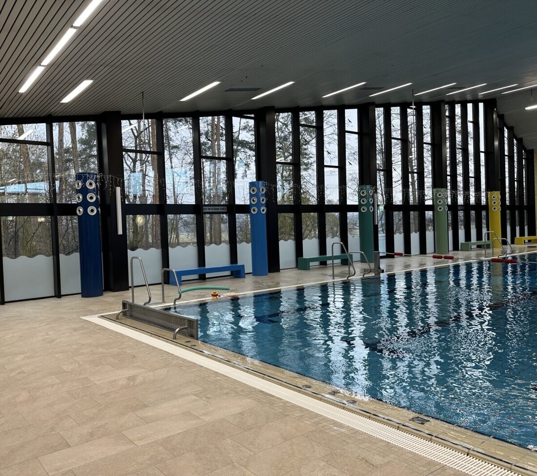 Schwandorf. Nach behobenem Defekt am Hubboden öffnet das Hallenbad im Ortsteil Dachelhofen ab Montag, den 3. November 2025, wieder. Sauna und Badebetrieb laufen zu den gewohnten Zeiten.