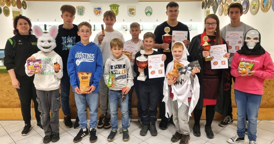 Schirmitz. Beim Halloweenschießen des Schützenvereins Hubertus kamen kostümierte junge Schützen und Schützinnen zusammen. Kilian Robl gewann mit 835 Punkten und bekam einen großen Pokal, während auch andere Teilnehmende Preise und Süßigkeiten erhielten.
