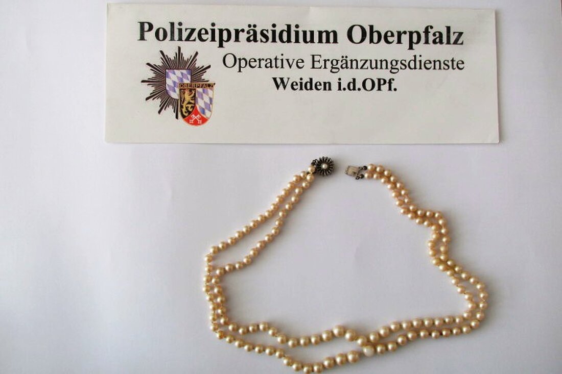 Weiden. Als eine Zivile Einsatzgruppe der Weidener Polizei im Stadtgebiet einen Mann kontrollierte, fanden die Beamten eine Perlenkette. Offenbar hat der Weidener sie gestohlen.  Der 33-jährige Weidener verstrickte sich in widersprüchliche [&hellip;]