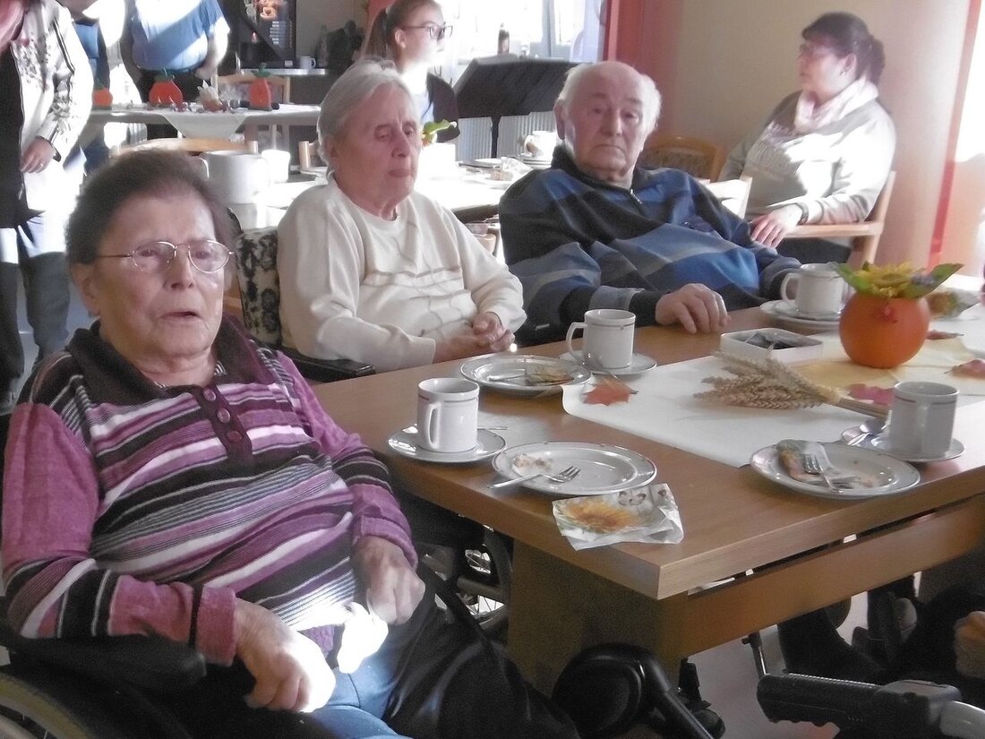 Hammergmünd. Ganz im Zeichen des Kürbisses stand das Erntedankfest, das die Bewohner des BRK-Seniorenheims Hammergmünd feierten. Von Doris Mayer-Englhart Dafür hegten und pflegten die Senioren bereits den Sommer über Kürbisse. [&hellip;]
