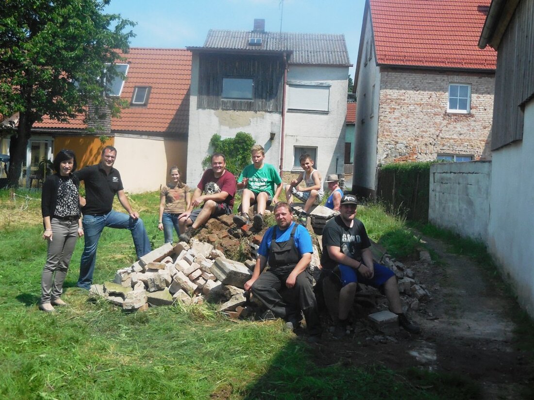 Hammerles. Die marode Scheune am Gasserl in Hammerles war den Bürgern schon seit längerem ein Dorn im Auge. Da musste etwas getan werden: Da wurden prompt ein paar Helfer zusammengesucht, [&hellip;]