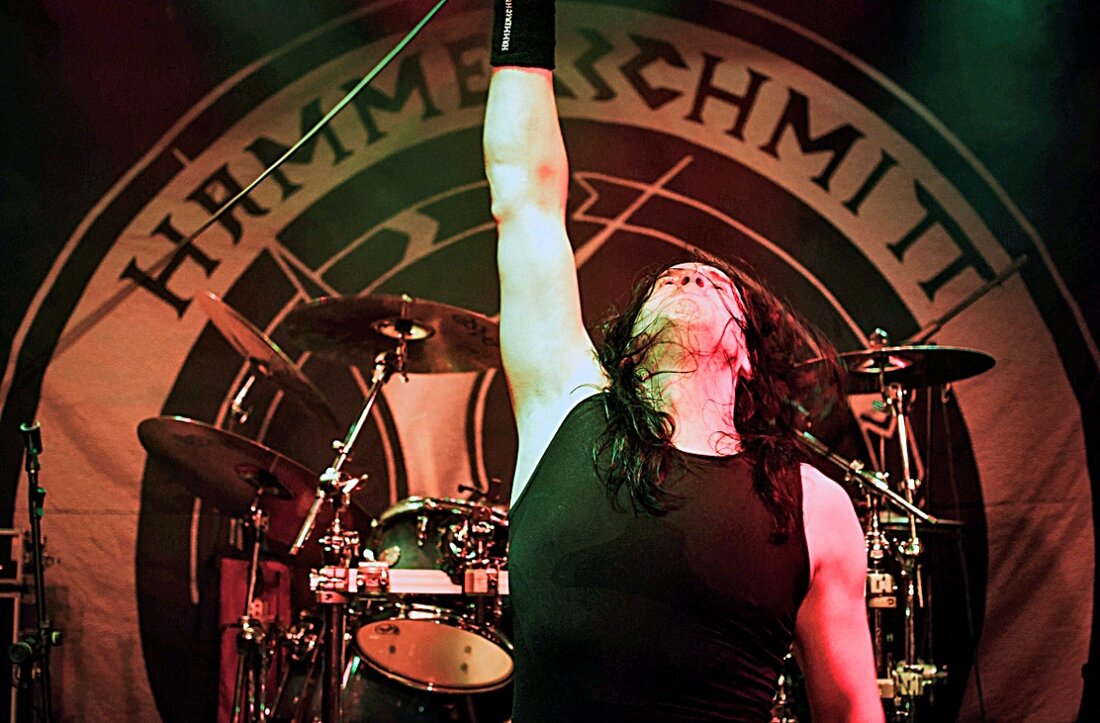 Rothenstadt. Eigentlich sind es zwei bayerische Originale gewesen, die am Freitag und Samstag auf der Saal-Bühne des Rockmusikclubs „Salute“ den Ton angegeben haben. Doch die könnten unterschiedlicher gar nicht sein. [&hellip;]