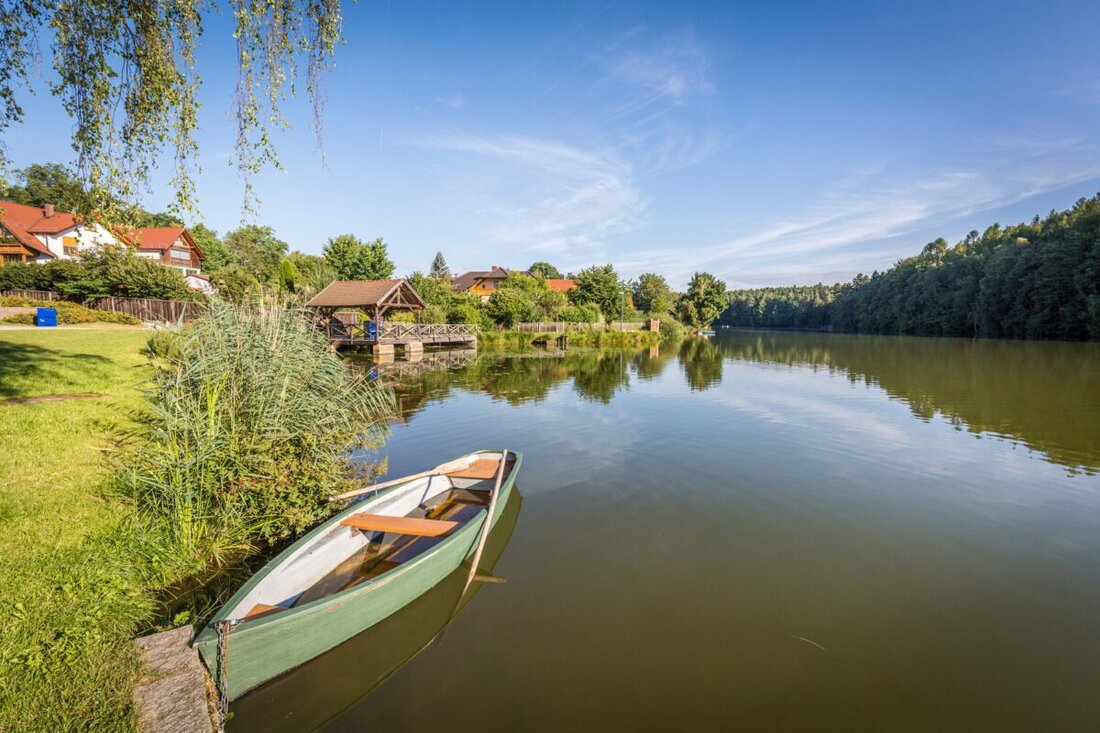 Bodenwöhr. Eine groß angelegte Suche nach einer vermissten Person im Hammersee mit Sonar, mehreren Wasserwacht‑Einheiten, Feuerwehr und Polizeihubschrauber wurde eingestellt, nachdem nur Kleidungsstücke gefunden wurden.