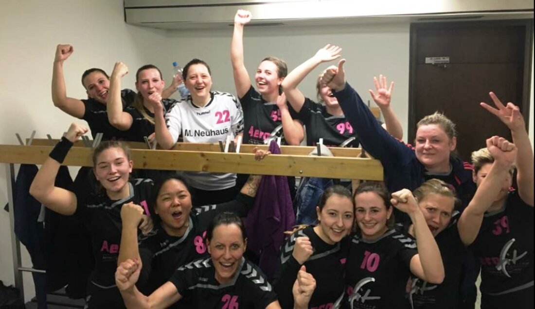 Weiden. Die Damen des HC Weiden haben das Lokalderby gegen das Team der DJK Weiden deutlich mit 35:13 für sich entschieden. Vor rund 200 Zuschauern holte sich der HC somit zwei [&hellip;]