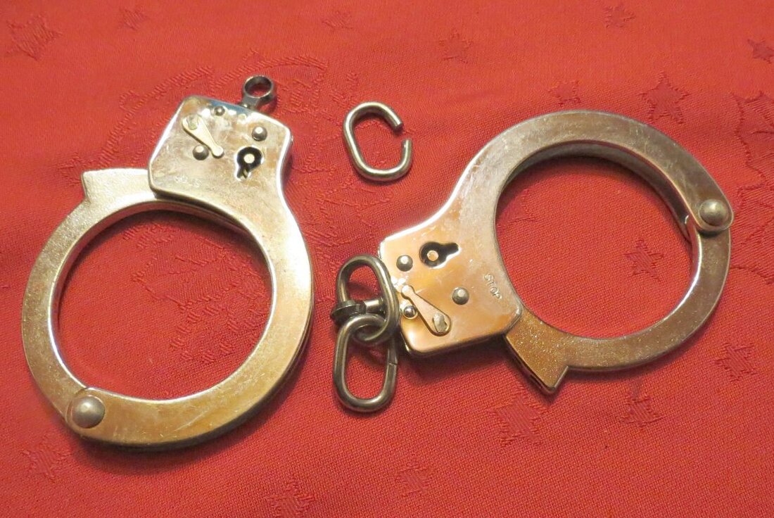 Grafenwöhr. Durch eine Belohnung in Höhe von 5.000 Euro und mit Bildern eines Handschuhpaares und von am Tatort zurück gelassenen Handschellen erhoffen sich die Ermittler der Kriminalpolizeiinspektion Weiden neue Hinweise nach [&hellip;]
