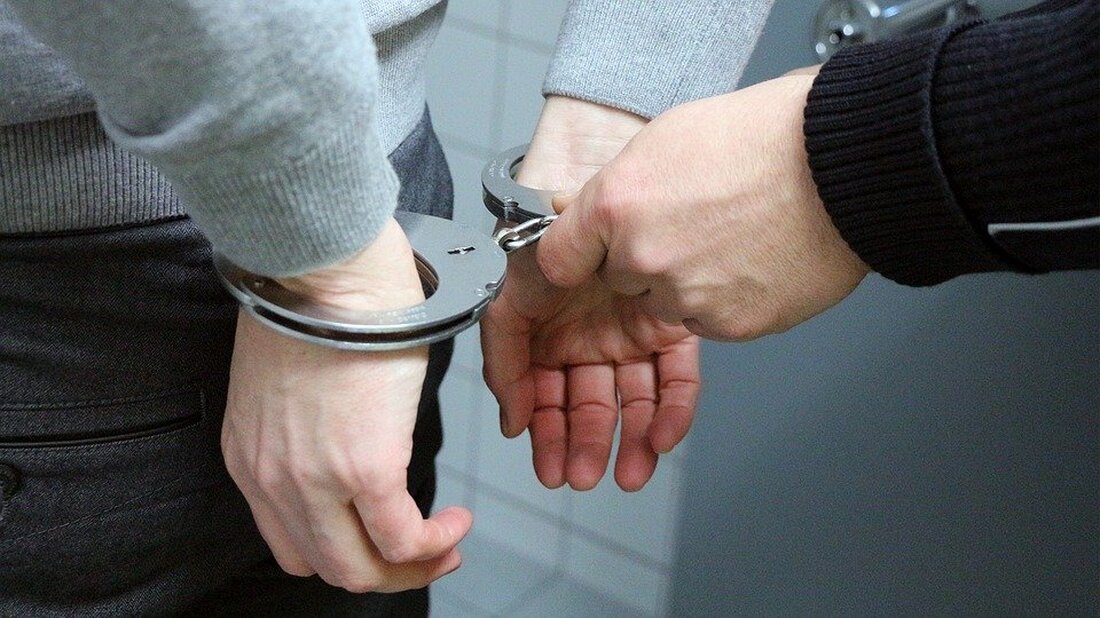 Theisseil. Er hatte das richtige Gespür: Ein Theisseiler (61) beobachtete heute Vormittag einen Einbruch mit Diebstahl. Nachdem er die Polizei benachrichtigte, gelang den Beamten die Festnahme zweier Tschechen. Dem Diebesgut [&hellip;]