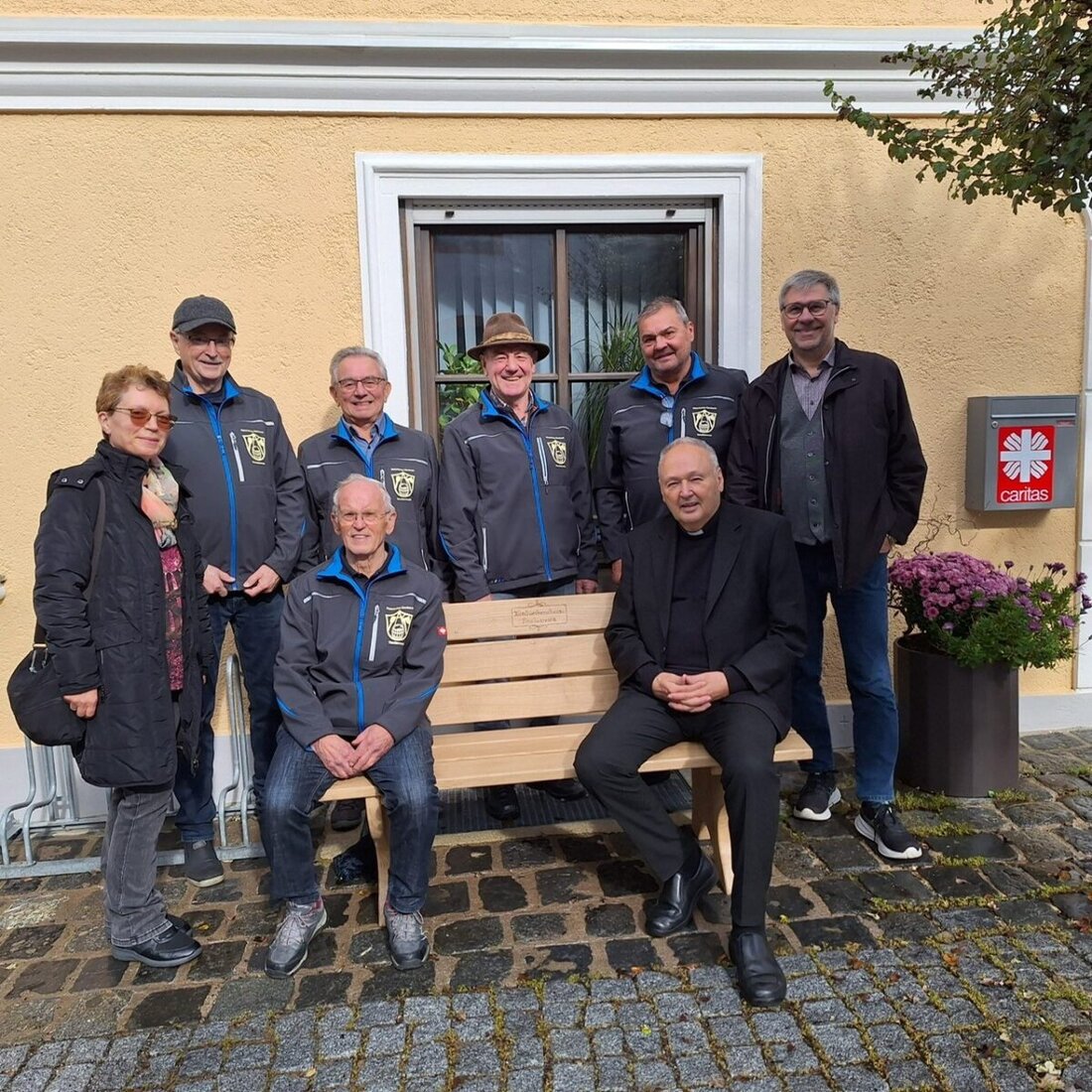 Tirschenreuth. Vor dem Caritas-Sozialzentrum steht nun ein Bankerl zum Innehalten. Realisiert wurde es durch den Arbeitskreis Historisches Handwerk und gespendetes Holz von Maria Staufer.