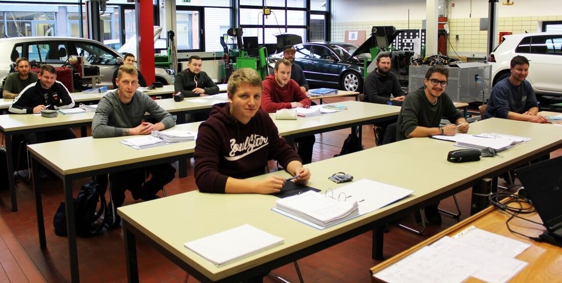 Weiden. Mit Vollgas haben sich zehn Meisterschüler ihren Titel verdient. Was mussten die Kfz-Experten leisten?  Zehn Teilnehmer haben im Bildungszentrum der Handwerkskammer Niederbayern-Oberpfalz in Weiden die fachpraktische Prüfung zum Kraftfahrzeugtechnikermeister [&hellip;]