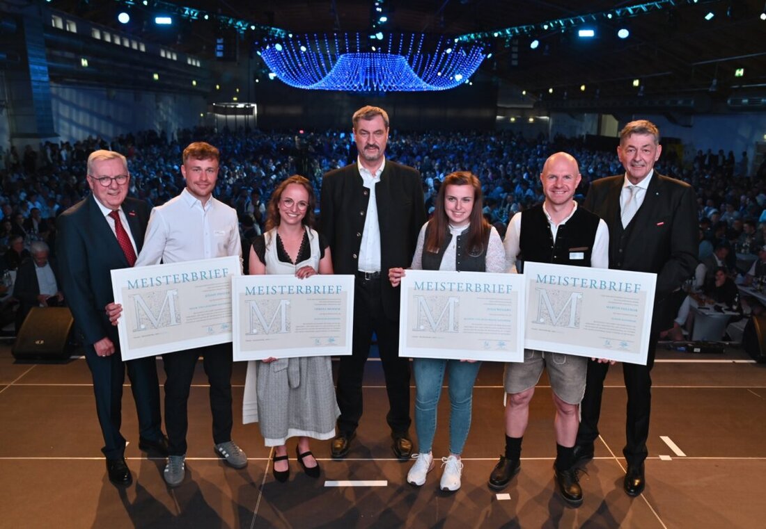 Straubing. 969 Handwerksmeister aus 29 Berufen feierten in der Joseph-von-Fraunhofer-Halle ihren Meisterabschluss. Ministerpräsident Söder und Wirtschaftsminister Aiwanger gratulierten und versprachen Unterstützung.