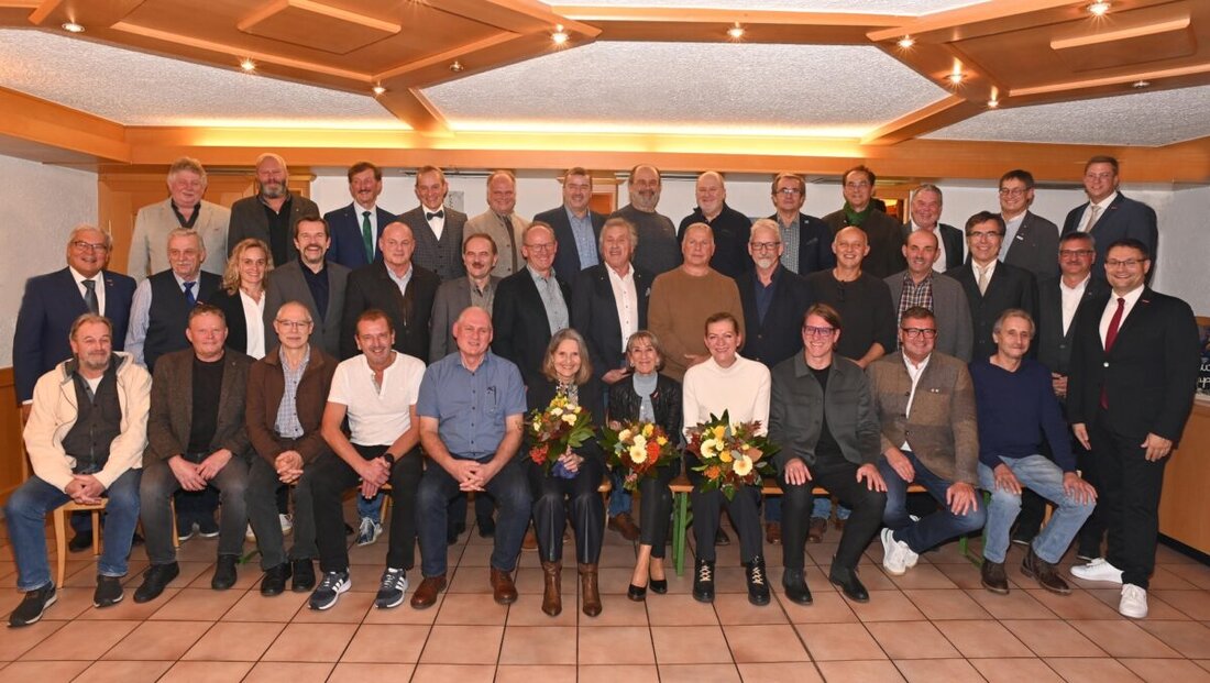 Etzenricht. Die HWK Niederbayern-Oberpfalz ehrte am vergangenen Freitag 31 Goldene Meister mit dem Goldenen Meisterbrief und dem Abzeichen „M“. Voraussetzung sind mindestens 35 Jahre seit der Meisterprüfung.