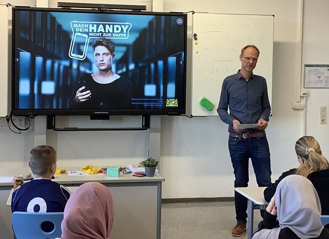 Pressath. "Mach dein Handy nicht zur Waffe!" 90 Minuten lauschten die Schülerinnen und Schüler der 7. Klasse an der Mittelschule Pressath gespannt: Schließlich gab es wichtige und interessante Informationen aus erster Hand. Ein Richter des Amtsgerichts Weiden war zu Gast.